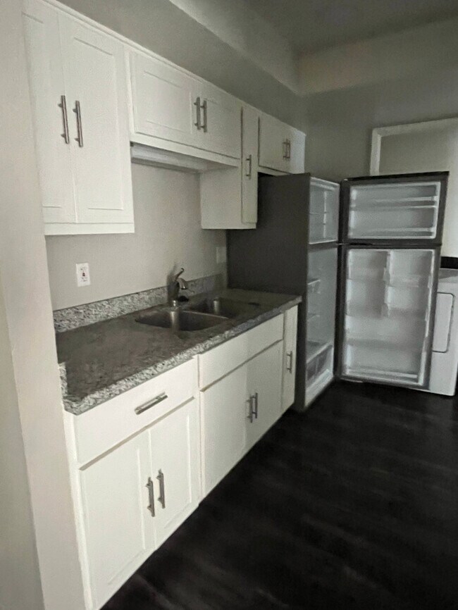 Building Photo - 859 S Horne St #4