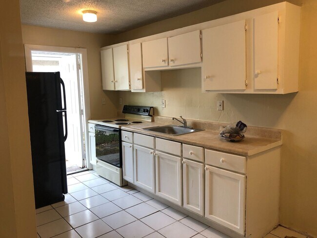 Building Photo - Large 2-1 duplex