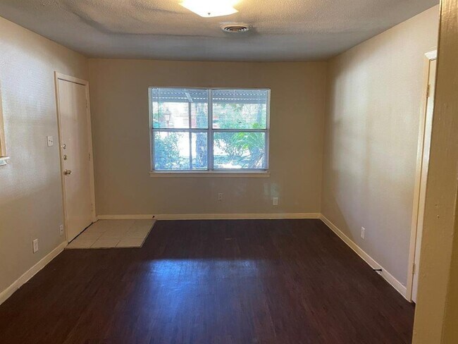 Foto del edificio - 4214 Howcher St