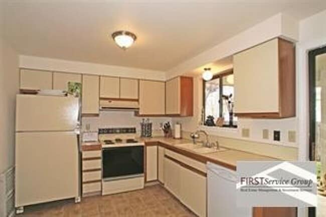Building Photo - Great town home close to downtown