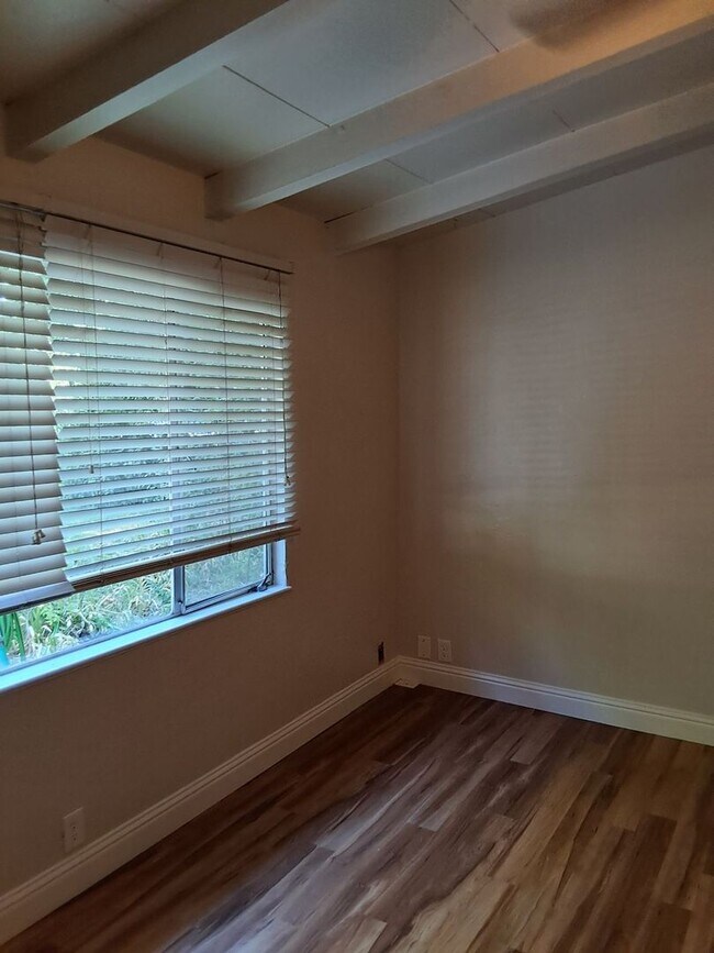 Foto del edificio - 2 bd 1 ba with off-street parking