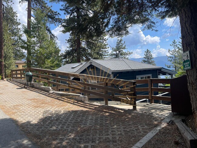 Foto del edificio - Adorable lake view property in Crystal Bay!