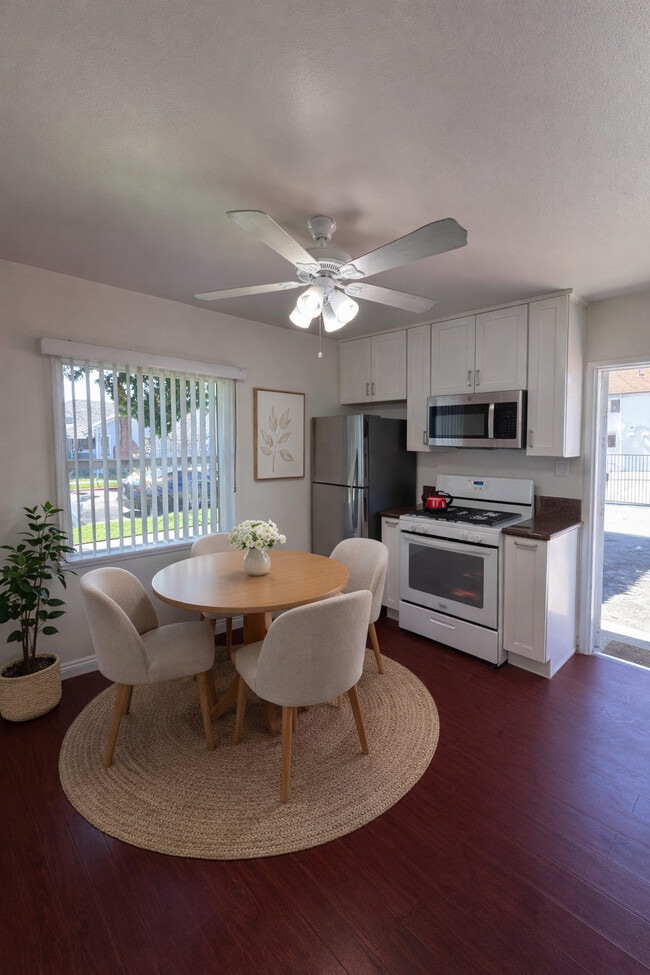 Building Photo - 421 E Acacia Ave