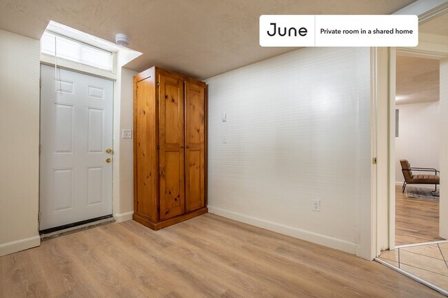 Building Photo - Private bedroom in 5 bed/2 bath Home