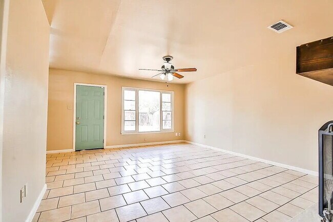 Foto del edificio - Come check out this great 3 bedroom 2 bathroom house located near Texas Tech!  Half Off First Mon...
