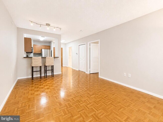 Foto del edificio - 7111 Woodmont Ave