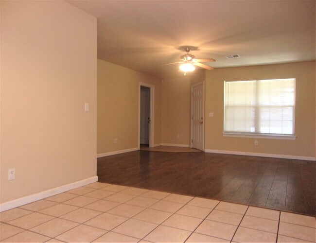 Foto del edificio - 3 BED 2 BATH 2 CAR GARAGE HOME- NW OKC