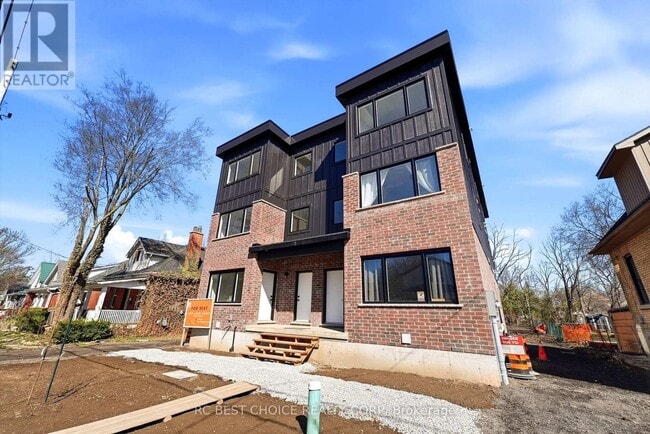 Building Photo - 108 Briscoe St E