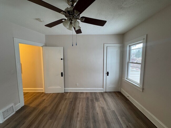 Foto del edificio - 3264 W 130th St