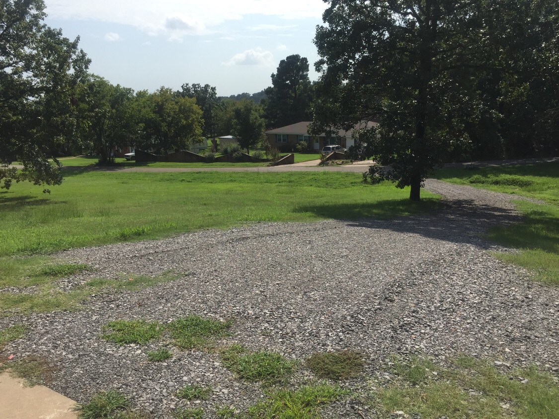 Building Photo - 828 Canterbury Dr