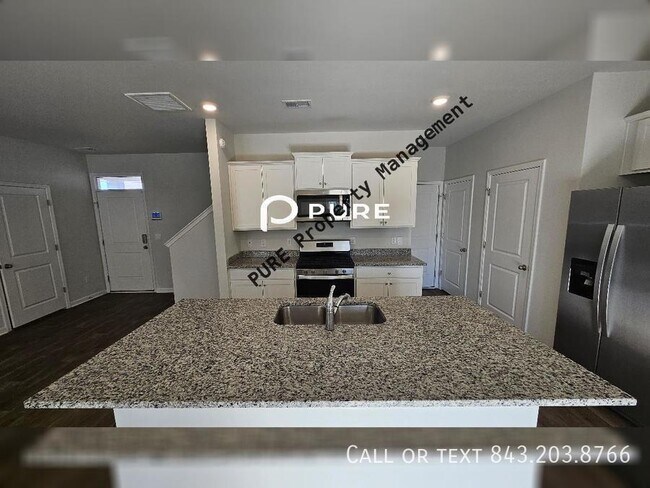 Building Photo - Pine Hills home Available NOW!