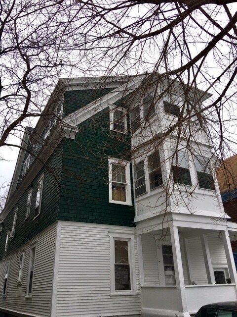 Building Photo - Clarendon St Three Families