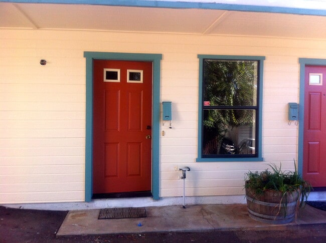 entry - 434 S Shepherd St