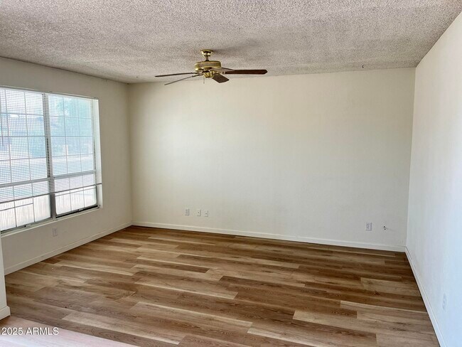 Foto del edificio - 7740 W Flower St