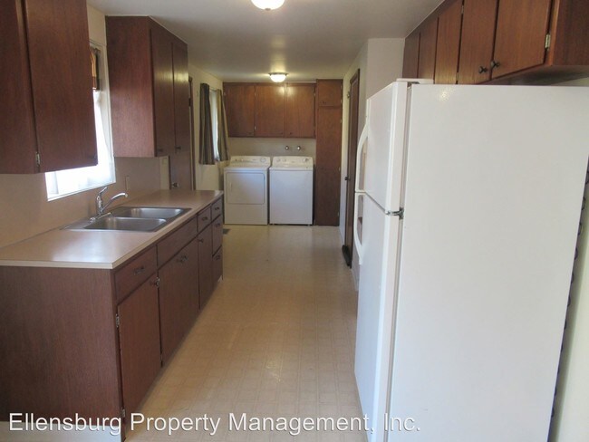Building Photo - 208-210 N Poplar St