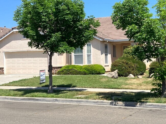 Building Photo - 3 bedroom 2 bath home in North Merced