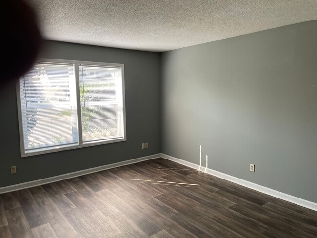 Building Photo - 2BR Cozy Townhome, Water and Trash Included!