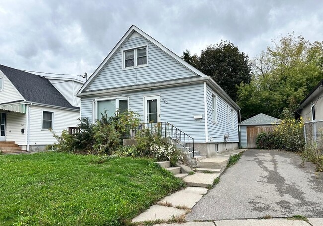 Building Photo - Well-Maintained Upper-Level Apartment (1 Bed, 1 Bath)