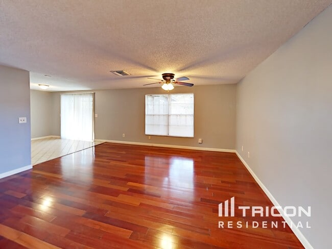 Building Photo - 3311 Russett Dr