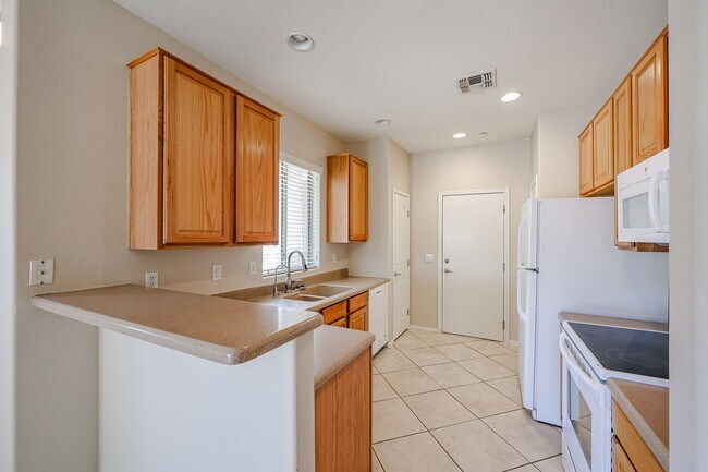 Foto del edificio - *GATED ENTRY*PRIME LOCATION*