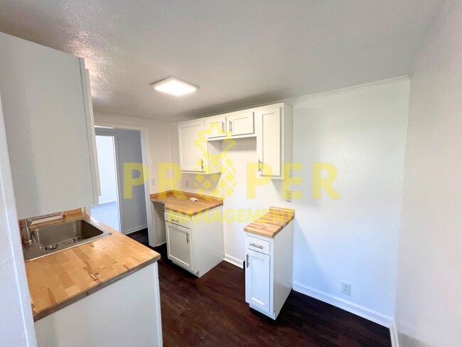 Building Photo - 2 bedrooms 1 bathroom house
