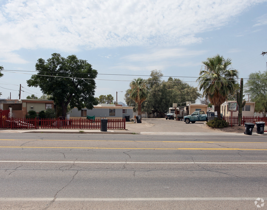 Building Photo - Royal Palms