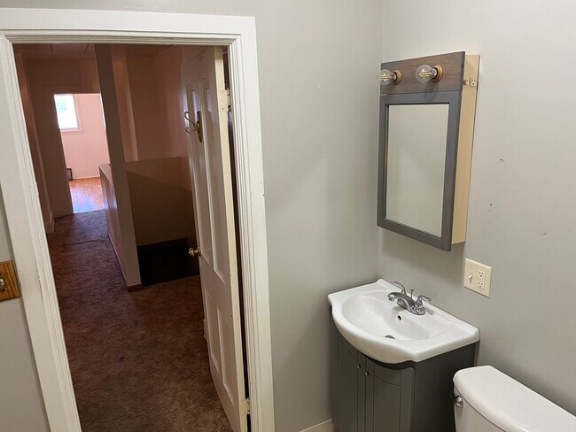 Baño - 801 N 3rd St