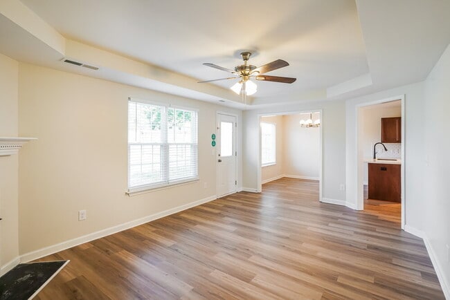 Building Photo - 125 Summerlake Pl