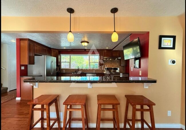 Building Photo - Beautiful Millcreek Home!