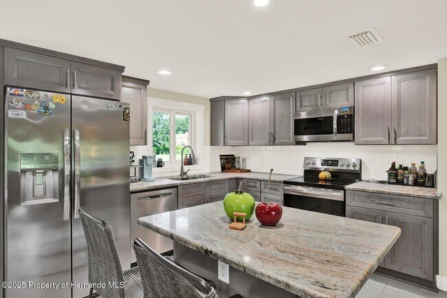 Foto del edificio - 18321 Edgewood Dr