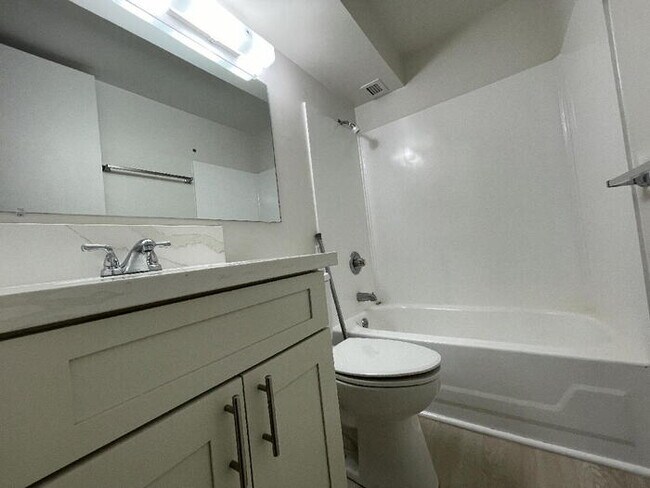 Building Photo - Sunset Lakeview 3/2/1 bldg B, sec, W/D, po...