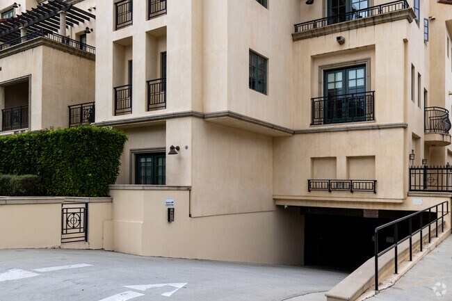Garage Entrance - Villa Hamilton Park