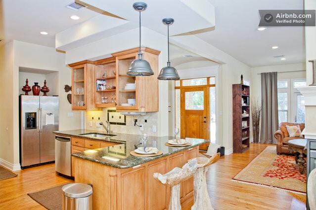 Foto del edificio - AVAILABLE AUGUST: Upscale 4 bed/2.5 bath home in North Campus just north of UT