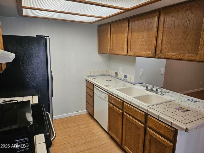 Foto del edificio - 520 N Stapley Dr