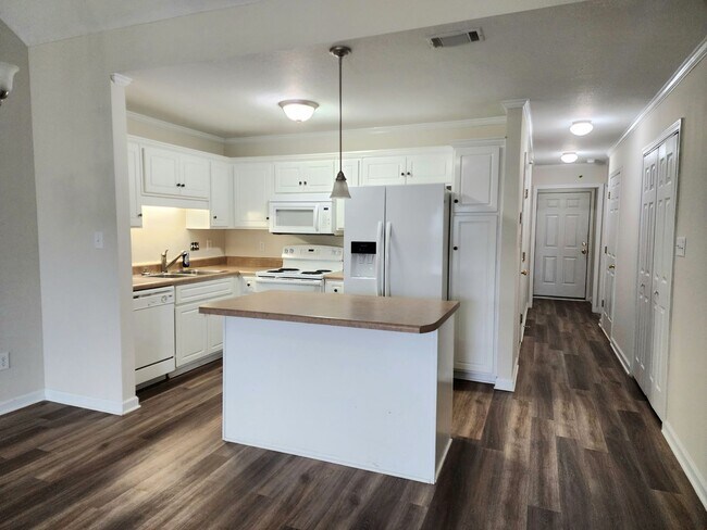 Building Photo - Spacious Townhouse with Garage