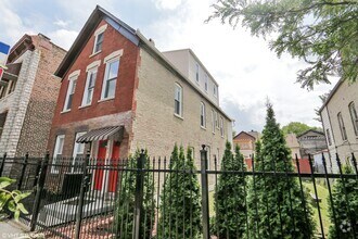 Building Photo - 2217 W Armitage Ave