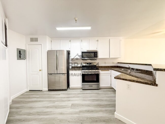 Foto del edificio - 7323 Winnetka Ave