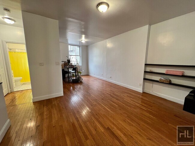 Foto del edificio - 2BR Single Family Above Storage Loft Apart...