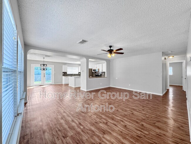 Foto del edificio - 9710 Criswell Creek