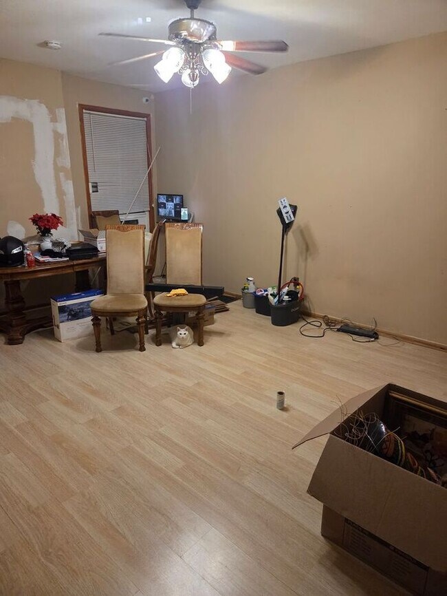 Foto del edificio - 5BR/1.5BA Row Home with Backyard and Laund...