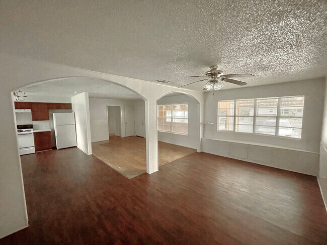 Foto del edificio - Welcome to your charming 3-bedroom, 1-bath...