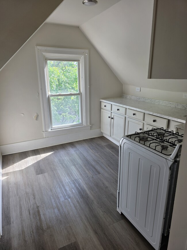 Building Photo - 11 N Linwood Ave