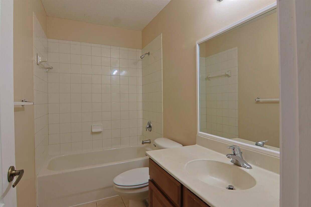 Foto del edificio - $3,000MONTHLY;21211 NW 14TH AVE MIAMI GARD...