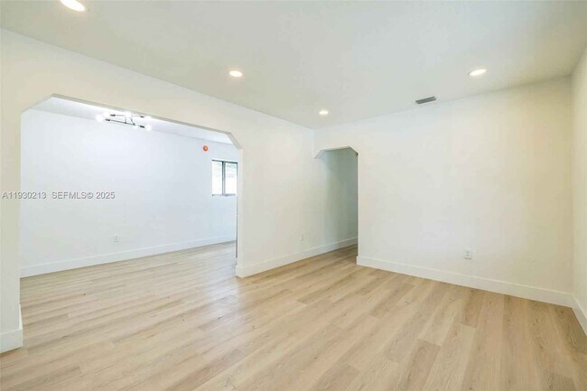 Foto del edificio - 9055 NW 33rd Avenue Rd