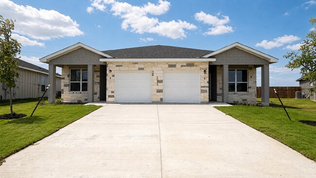 Foto del edificio - Brand NEW Spacious & Modern 3-Bedroom Duplex with Washer and Dryer and HUGE Backyard