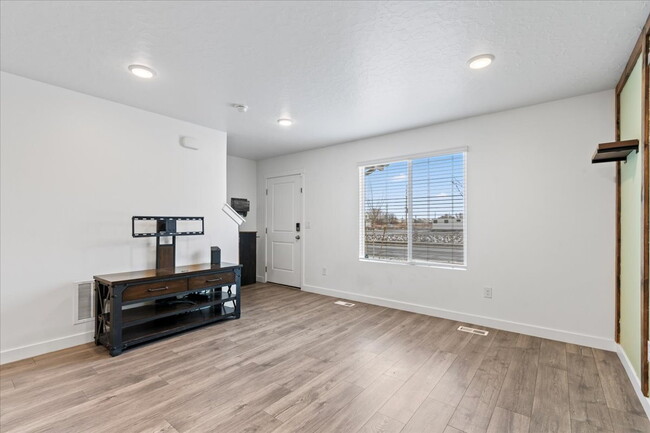 Building Photo - *$500 MOVE-IN SPECIAL* Charming 3-Bedroom ...