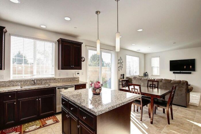 Foto principal - Beautiful Custom 3bd/2.5bth Home With Bonu...