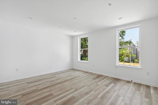 Foto del edificio - 890-92 N 42nd St