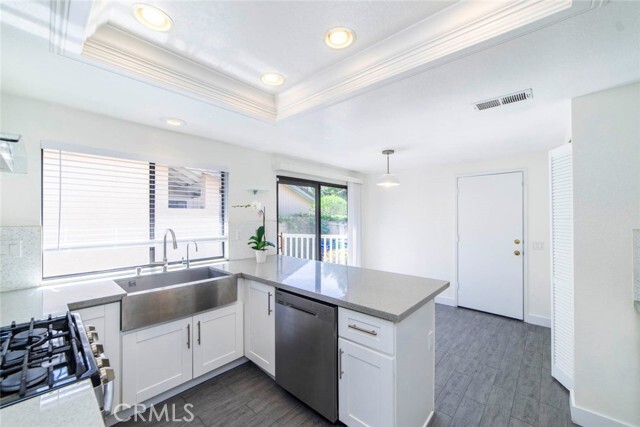 Building Photo - 10 Briarglen