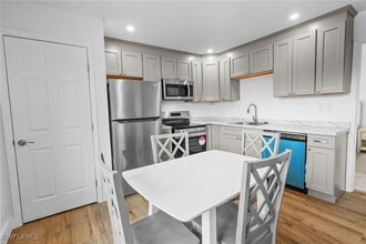 Building Photo - 1046 Periwinkle Way